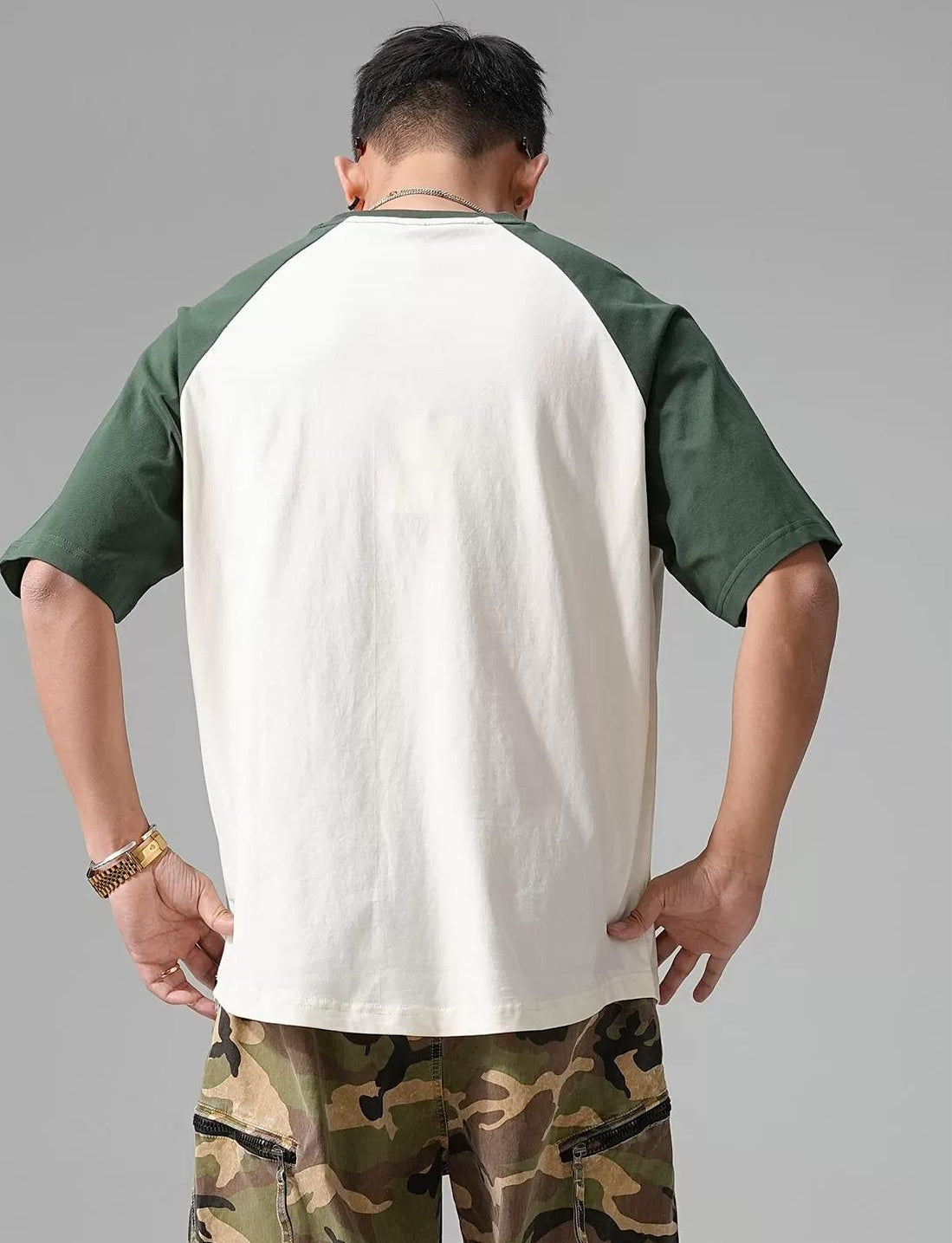 カジュアルグラフィックTシャツ