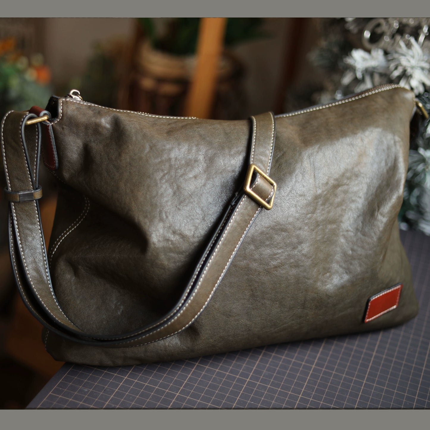 牛革ショルダー スクエアクロスボディバッグ