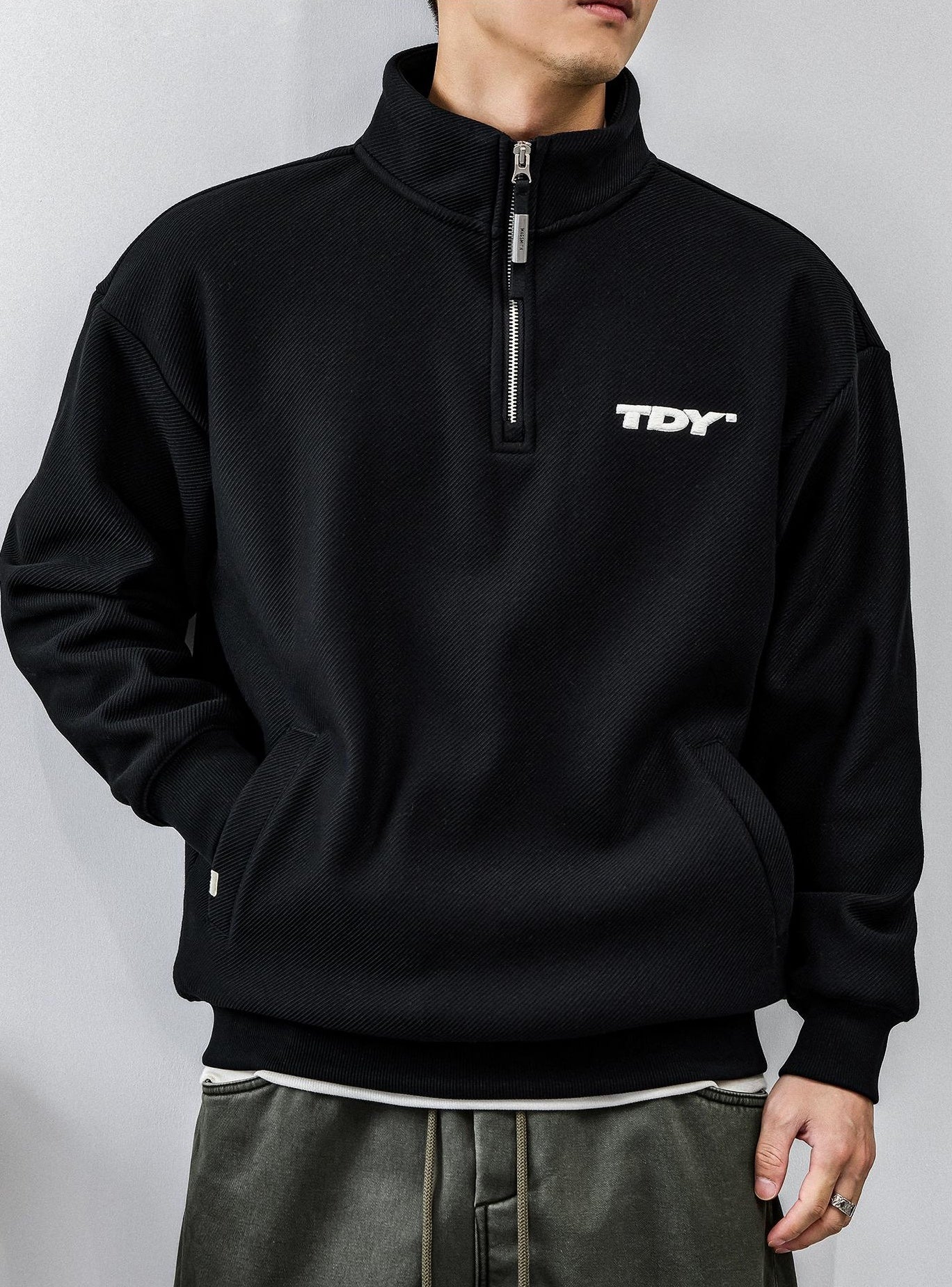 ZIPブラックフーディ