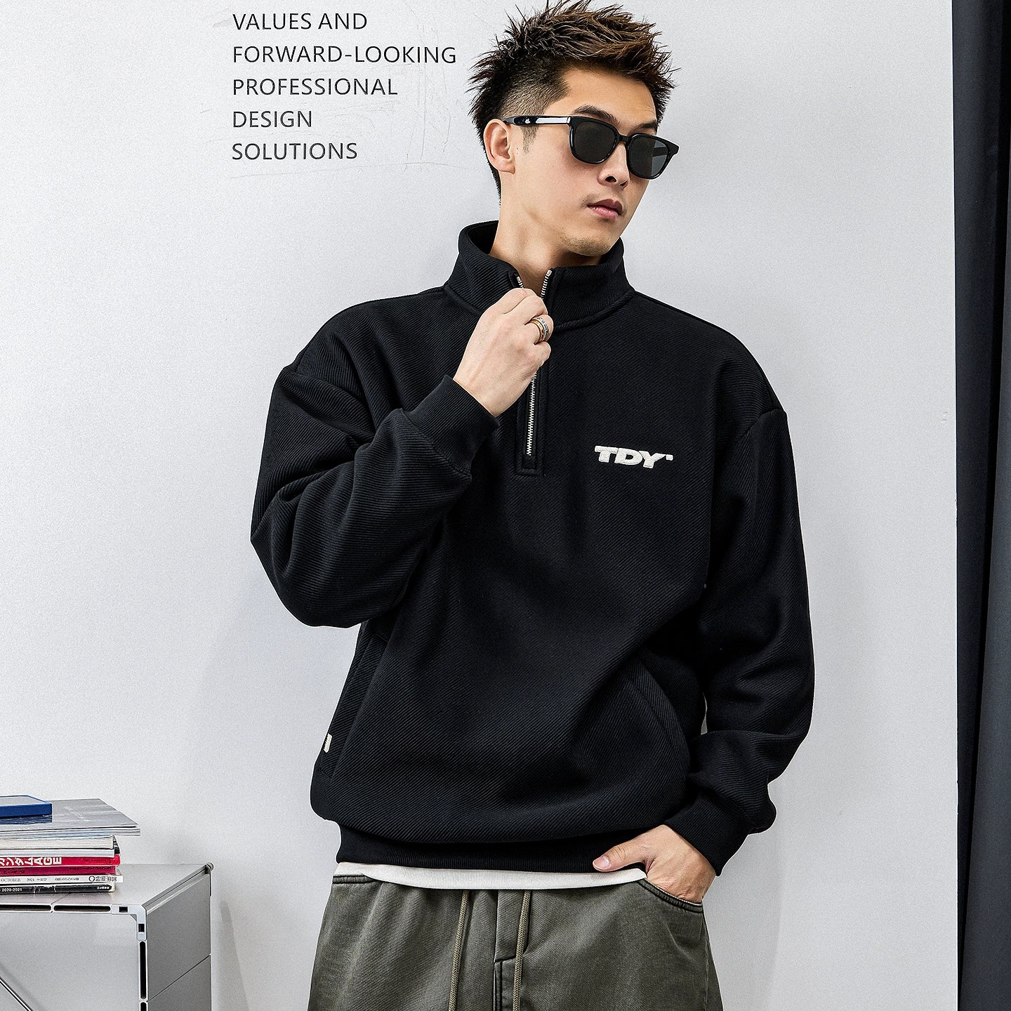 ZIPブラックフーディ