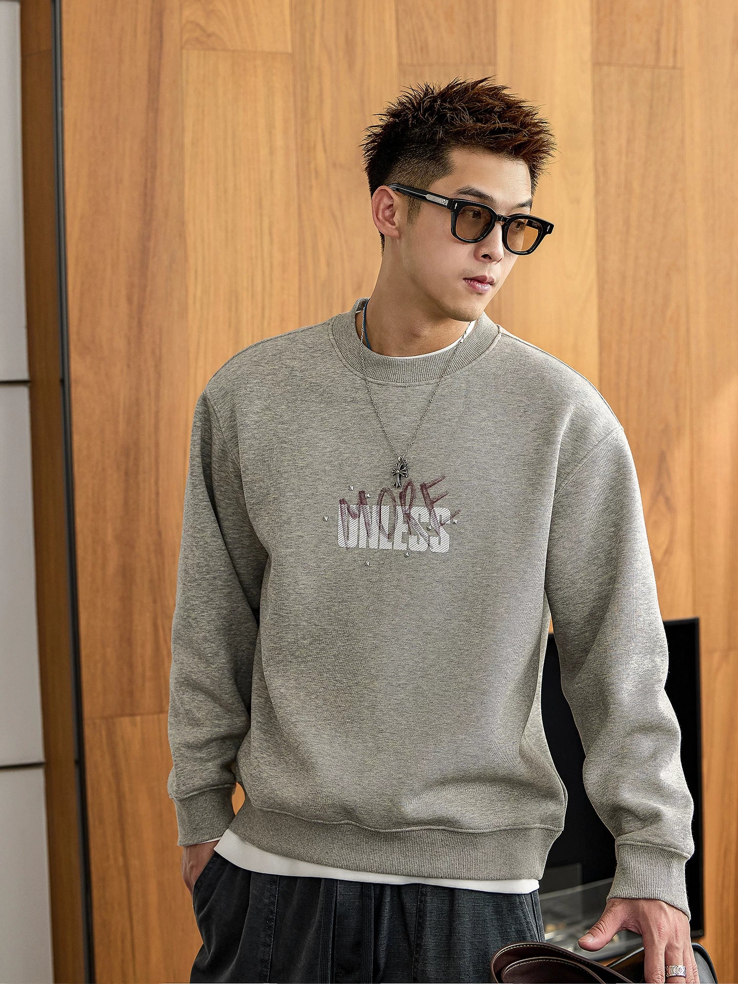 グラフィティスタイルプルオーバーセーター