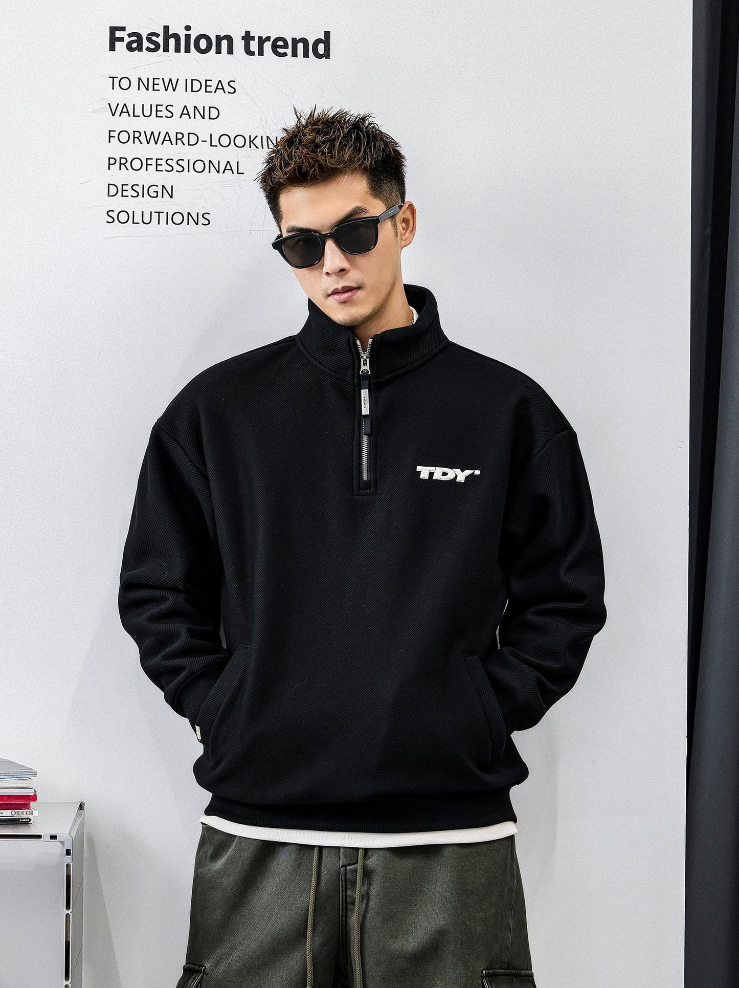 ZIPブラックフーディ