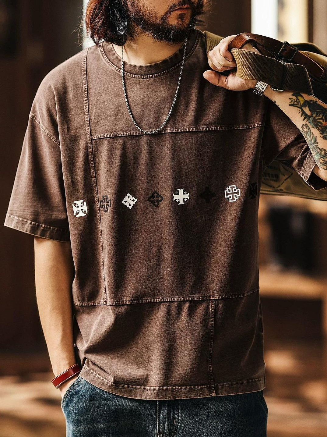 レトロトライバルプリントTシャツ