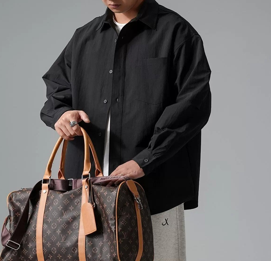 刺繍入りシャツ