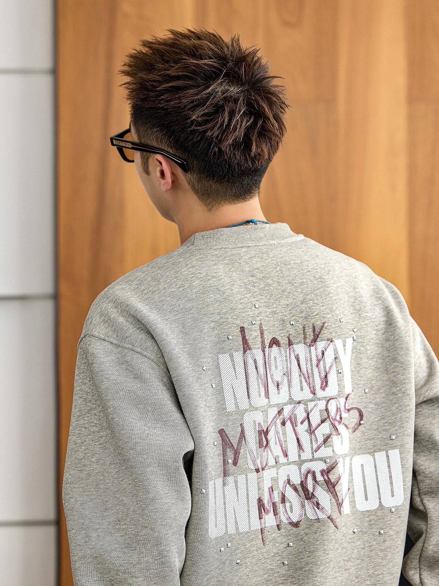 グラフィティスタイルプルオーバーセーター